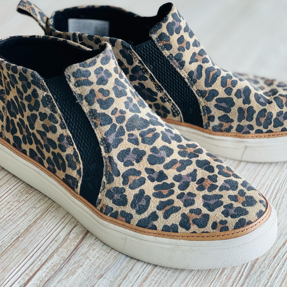 TOMS Size 8 Leopard Print Slip-On Flats – Casual Comfort Shoes